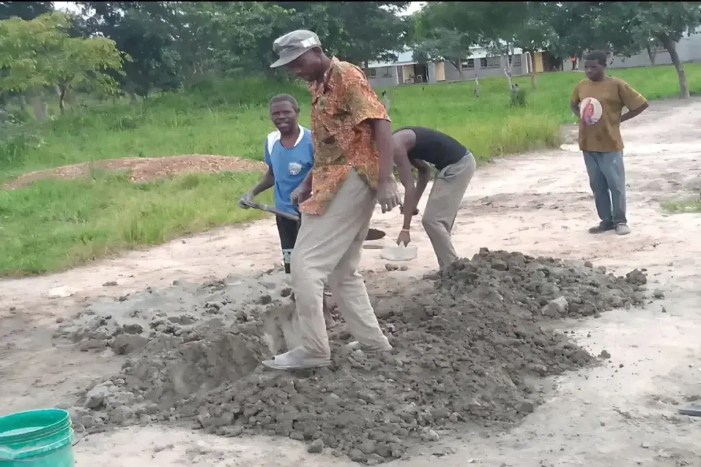 Erdarbeiten für die Sanitäranlagen in Kalivingi